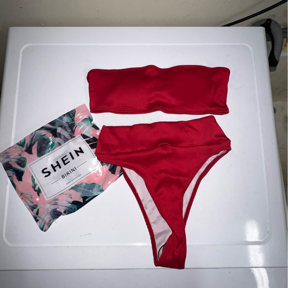 Red bikini - Picture 2 of 2